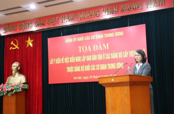 Đồng chí Hà Thị Trang, Ủy viên Ban Thường vụ, Trưởng Ban Dân vận Đảng ủy Khối phát biểu đề dẫn tại buổi Tọa đàm